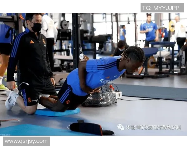 足球明星体能训练揭秘助你提升运动表现的秘诀与技巧 足球明星体能训练揭秘助你提升运动表现的秘诀与技巧